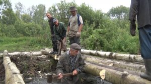 2015.07.23 д. Тенгулы. Строим мост на озере Мостовое.