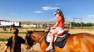 На конюшне!!!Прокатилась на лошади!Было круто!!!