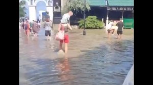 Видео с пляжа Анапы, где отдыхающие бредут к пляжу по щиколотку в воде после ливней