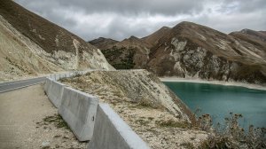 Живописная дорога к высокогорному озеру Кезеной-Ам в Чечне