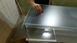 Обзор пресноводного аквариума150х50х50. Клеим пленку на заднюю стенку аквариума. Как вклеить ребра.