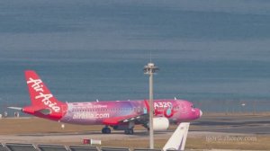 Эйрбас А320 NEO авиакомпании AirAsia выруливает на исполнительный перед вылетом, аэропорт Пхукет.