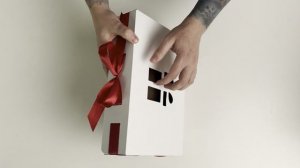 Новогодняя коробка Gofromir - 260х170х80 белая с красной лентой (с вырезом "подарок")