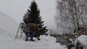 Борьба со снегом: чищу крыши в деревне. И не только.