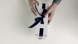 Новогодняя коробка Gofromir - 300х200х65 белая с синей лентой (с вырезом "дед мороз")