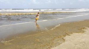 Гоа, Арамболь. Рыжие волны в океане.