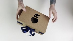 Новогодняя коробка Gofromir - 300х200х65 бурая с синей лентой (с вырезом "дед мороз")