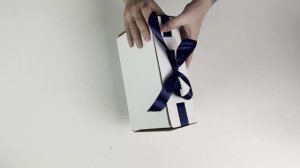 Новогодняя коробка Gofromir - 300х200х65 белая с синей лентой (без выреза)