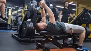 Пуловер с 1 гантелью лежа на скамье