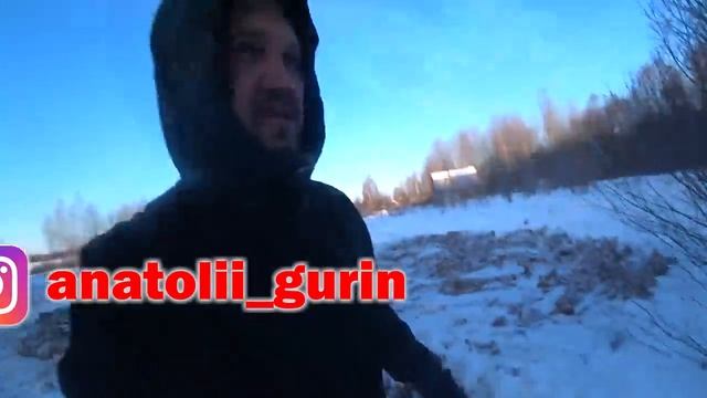 Участки соседей выглядят, как будто их бомбили. Утренняя прогулка с собакой по замерзшему озеру.