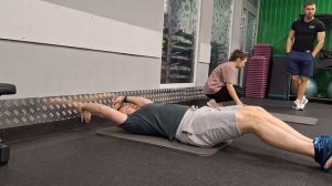 Разгибания бедер лежа с упором руками в стену