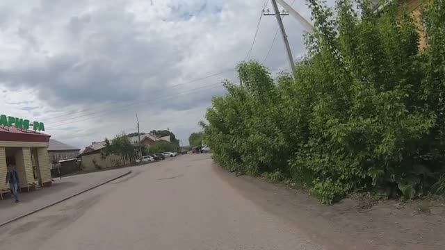 Знак в кустах. 2.1 "ГЛАВНАЯ ДОРОГА". Кемеровская обл. г.Ленинск-Кузнецкий. ул. Менделеева 9 смотреть онлайн