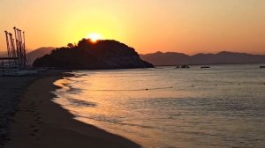 Восход солнца на средиземноморском пляже, шум прибоя, пение цикад.