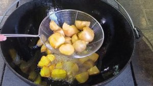 Солянка с белокочанной капустой и копчёностями в казане