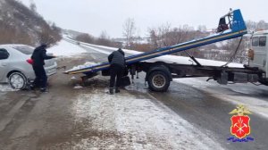 В Новокузнецке сотрудники госавтоинспекции оказали помощь семейной паре