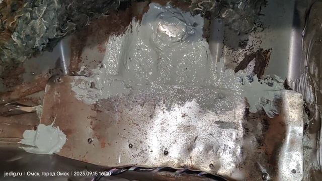 Закрыл дыру в полу куском бочки на заклёпках на Nissan Wingroad WHNY11