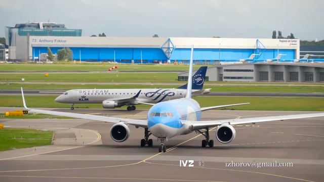 Airplanes taxiing before departure смотреть онлайн