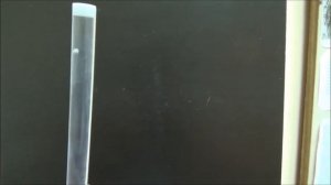 Маленький пузырек в трубке с водой