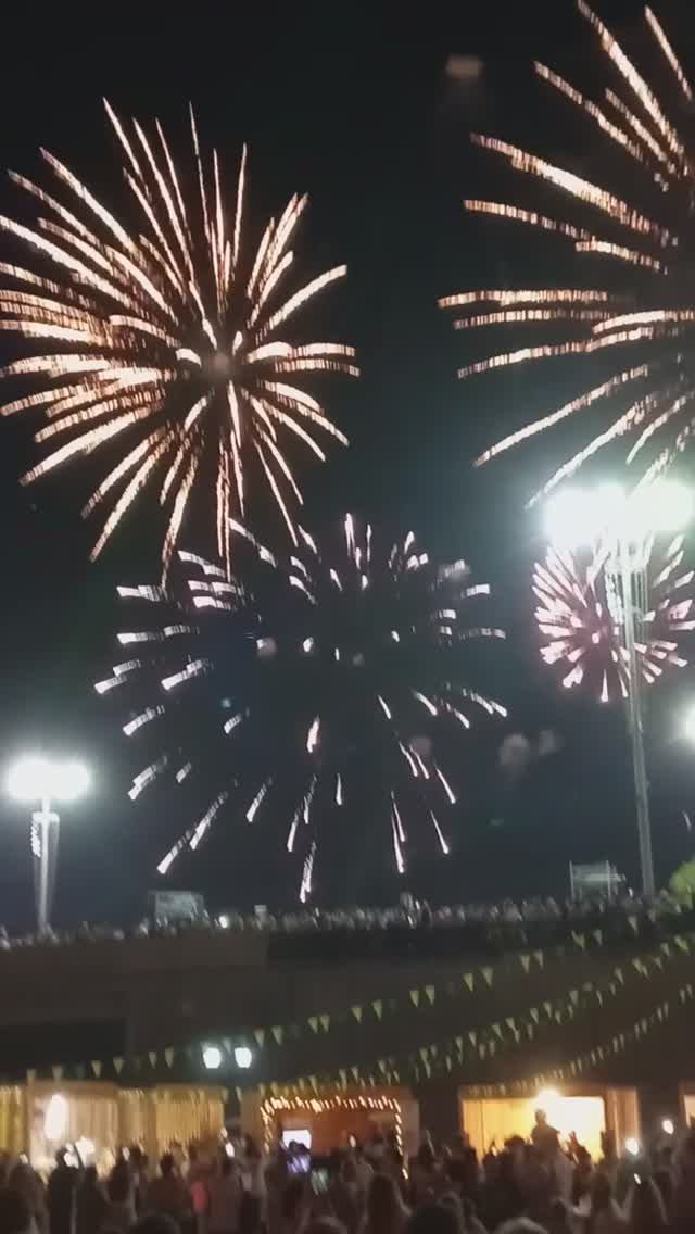 Салют и фонтаны в центре города на 300-летии Екатеринбурга 🎉 Август 2023г. Самые красивые моменты смотреть онлайн