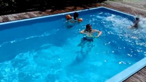 Амина купается в бассейне