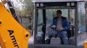 Экскаватор-погрузчик Amir 3X работает на ремонте дорог