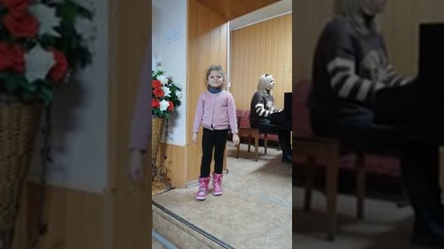 «В нашем зале елочка»  Детская песенка