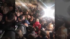 Протесты в Тбилиси продолжаются: митингующие вновь заняли проспект Чавчавадзе.