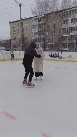 Клава Кока на коньках ⛸️⛸️