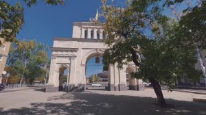 Тифлисские ворота ворота осенью в Ставрополе. Триумфальная арка. Видеооткрытка.