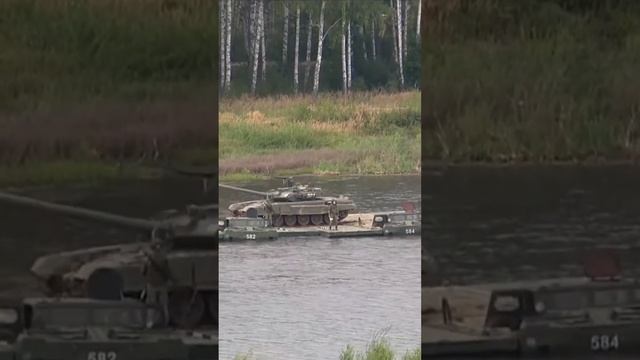 паромно-мостовая машина форсирует реку