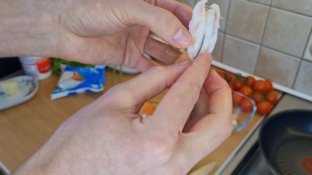 Мы съедаем его первым со стола. Нежнейший салат из лангустинов ( или креветок) в сливочном соусе.