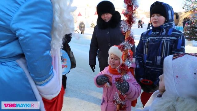Настоящий олень в свитере с оленями поздравляет с Новым годом! смотреть онлайн