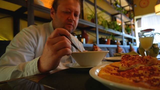 ПОДВАЛ ИЛЬИЧА В ЭЛИТНОМ ГРУЗИНСКОМ РЕСТОРАНЕ ГОРОДА МОСКВА ПРОБУЕТ ВКУСНЫЕ БЛЮДА
