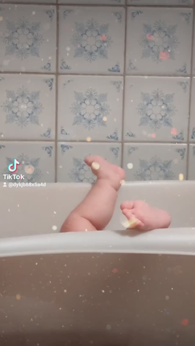 Мадам отдыхает.#купаниемладенца#baby#дети#детиэтосчастье