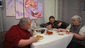 ПОДВАЛ ИЛЬИЧА жизнь семьи в деревне Холодное сибирское утро Едим всей семьей макароны с котлетами