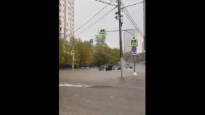 Мощный ливень в Москве с градом и грозой у метро Юго-Западная тонут машины, а в ТЦ Авеню вода льётся