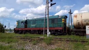 Маневровый тепловоз чмэ3-5251 с 2-я бочками с подъезных путей нефти базы.