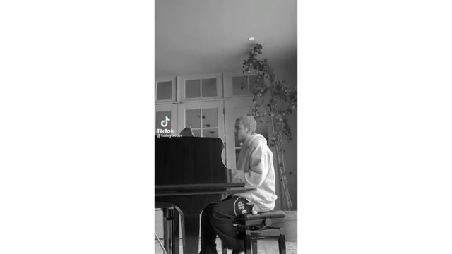 Hailey Bieber EXPOSED by Selena Gomez fans...(where's Justin Bieber??) смотреть онлайн