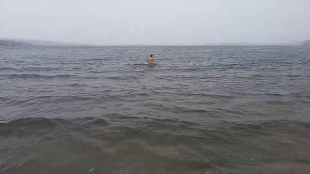 Парень полез в ледяную воду и... 20.03.2016г. смотреть онлайн