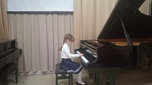 Алина Шаронова  И.С. Бах- Менуэт соль мажор, Г. Гурлитт-Этюд ля минор