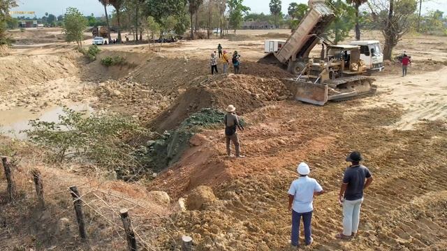 Строительство, один из объектов, засыпка близится к завершению смотреть онлайн