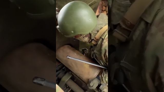 артиллеристы готовят орудие Гиацинт к бою