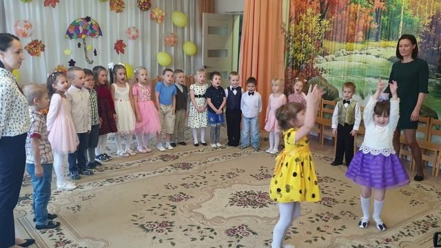 Веселая парочка | Осень в золотой косынке | Песня с плясками на осеннем утреннике в старшей группе смотреть онлайн