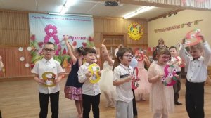 Вход на праздник 8 марта в старшей группе