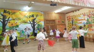 Вход на осенний утренник с платочками | Старшая группа детского сада