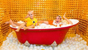 Влад и Ники. Крис в ДЕТСКОМ музее и УЧЕБНОМ центре! Видео для детей.