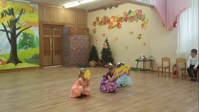 Танец "Осенние листочки" на утреннике в средней группе | Осенний утренник в детском саду смотреть онлайн