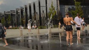 Girls, a fountain and funny runners and sprinklers! / Девушки, фонтан и веселые бегалки и брызгалки