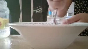 Делаем житкость из крахмала и воды.