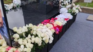 памятная скорбь об артисте на могиле Юрия Шатунова / Троекуровское кладбище 19 ноября 2024 года